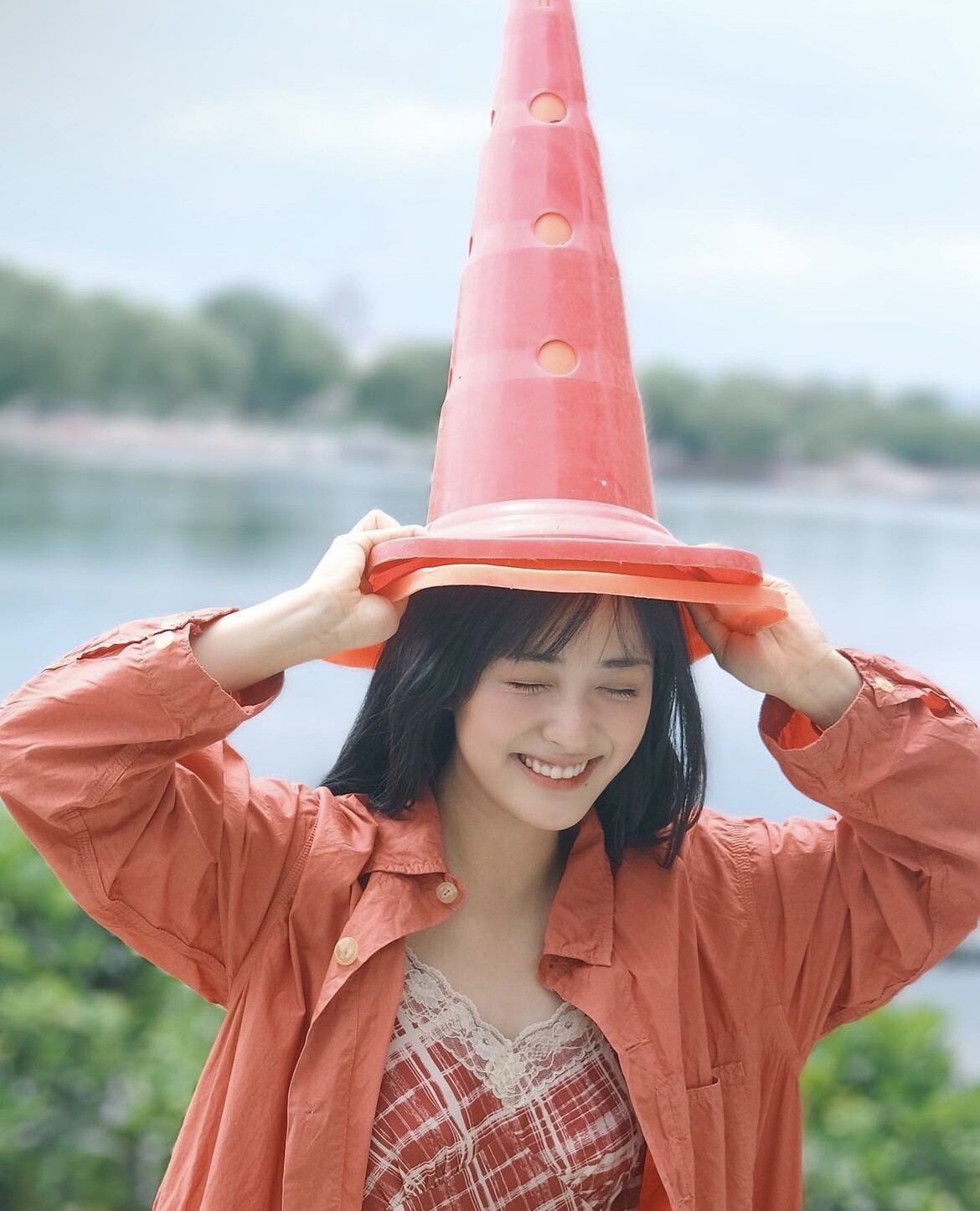 「沈月」的元氣少女感拍照教學：跟著沈月拍出自然又上鏡的美照！