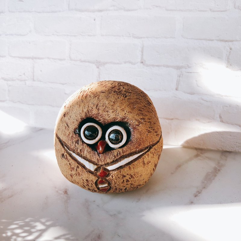 厭倦千遍一律的商業化產品，提供獨一無二的溫暖選擇。 吉野鷹創藝陶藝工坊 ● 限量獨一純手工貓頭鷹擺飾 經由高溫1230度焠煉燒製而成，情比金堅的用心小物！ 尺寸：8.5 × 8.5 × 8.5 cm，