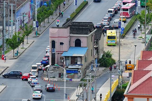 Rumah Zhang Xinguo yang berada di tengah jalan.(www.cgtn.com)