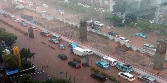 banjir di kuningan. ©2017 twitter.com/TMCPoldaMetro