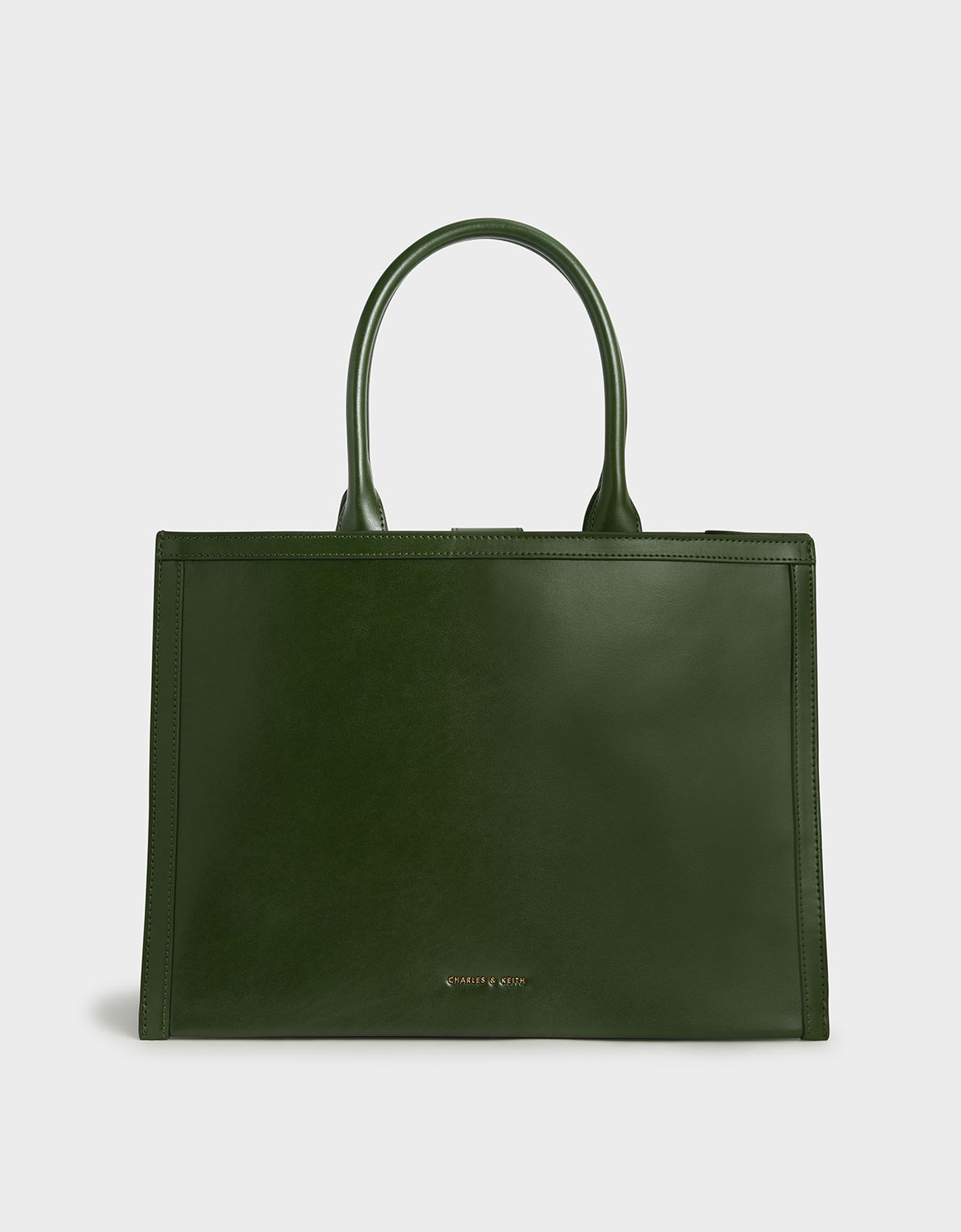 2020年最流行的「雪松灰綠色」，不但經常出現在女性們的髮色、妝容上，應用在包包上更能體現它的魅力，既復古又仙氣。想嘗試這種文青簡約風格，卻又不敢太過高調的女性們，現在即可擁有大膽入手的好時機。