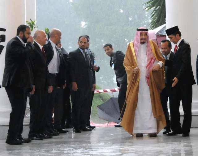 Presiden Jokowi menyambut kedatangan Raja Arab Saudi Salman Bin Abdul Aziz Al-Saud, di teras Istana Kepresidenan, Bogor, Jabar, Rabu (1/3. Foto oleh Agung/Humas