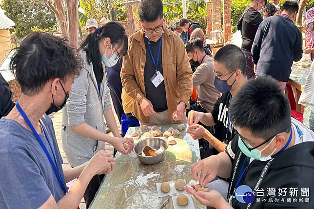 活動也安排爆漿黑糖饅頭與傳統佳餚菜粿的DIY製作