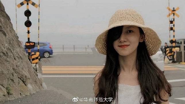 廣東一名正妹女師，小時候因罹患眼癌被迫摘除右眼。(圖／翻攝自微博)