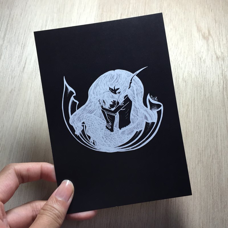 「用盡生命，守護摯愛。」 **************************** ◎內容：背面空白，可當卡片或明信片 ◎材質：象牙卡220p ◎尺寸：148mmx105mm ◎書寫：吸水佳，不易暈開