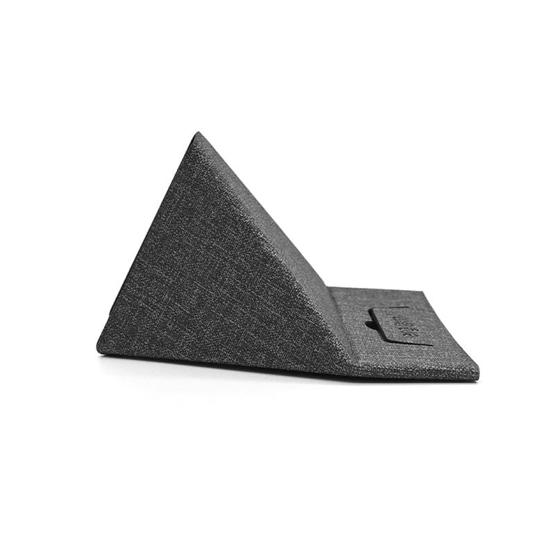 產品特色 追劇或看信息時都能擁有最舒適的視角 獨特磁吸設計，一秒摺疊好上手 穩固支架功能，能應用各種大尺寸手機裝置 體積小輕薄，好攜帶不佔空間 質感材質比起一般塑膠製品，堅韌穩固又親膚 多款顏色選擇，