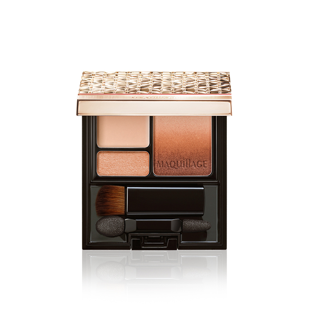 以眼周濾鏡底膏打底，讓眼影更乾淨顯色。針對亞洲女性瞳孔色調研發5種棕色調的無縫漸層特調，有著最完美的漸層色調，可以輕鬆暈染出乾淨美麗的眼粧，自由轉換眼彩的濃淡，輕鬆完成職人級暈染。