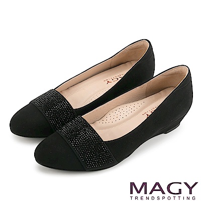 柔軟腳墊，呵護腳部肌膚素雅外型．搭配無設限低跟設計 平穩好走本鞋款尺寸正常，選購前請確認尺寸資訊