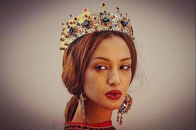 Foto bareng, teman Nikita Mirzani ini disebut mirip Angelina Jolie