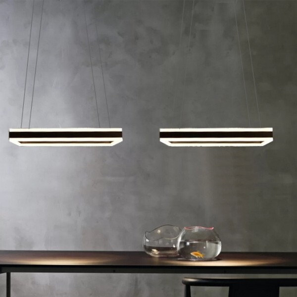 隨著低調奢華主義的興起，不同過去以往鋪張華麗的奢華風格，現在人追求是較為低調和現代奢華風格，除了線條及造型較為收斂，不像以往的極盡誇張姿態，在色彩上，也比較偏向低彩度的選擇。廳籟吊燈線條簡單，極好搭配