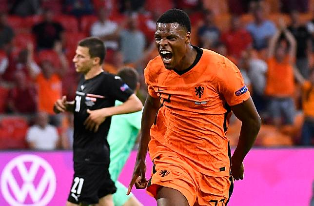 Denzel Dumfries menjadi protagonis lolosnya Timnas Belanda ke babak 16 besar Euro 2020. Dumfries hadir sebagai penyelamat Tim Oranje di dua laga Euro 2020. (foto: Reuters)