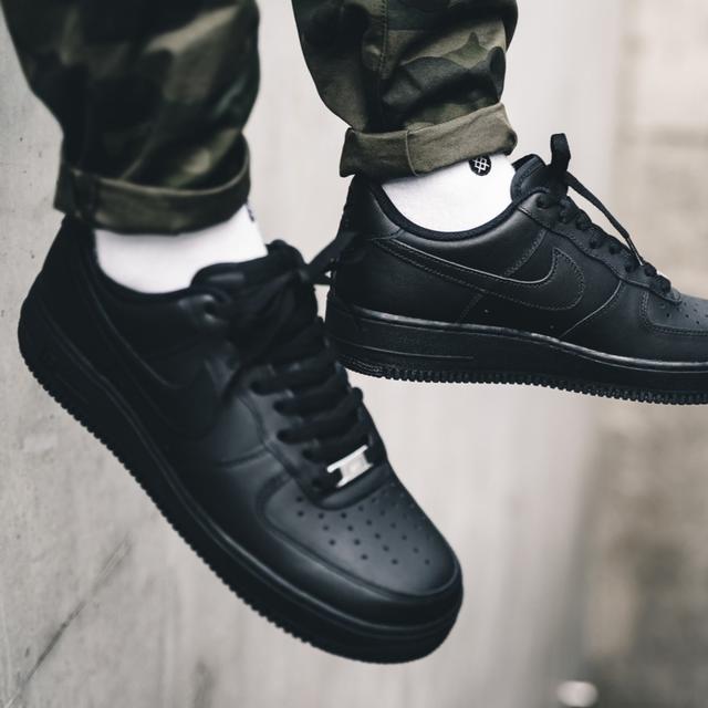 型男鞋櫃必備款！9雙超經典「百搭黑鞋」盤點，燃燒你的潮流黑魂！