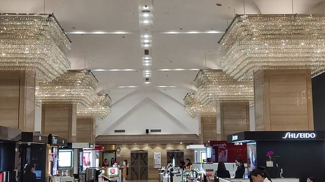 年假就是要逛百貨啊 高雄漢神改裝打造 超狂水晶燈柱 還有balenciaga Dior這些大牌在南部都是獨家非逛不可 Vogue Line Today
