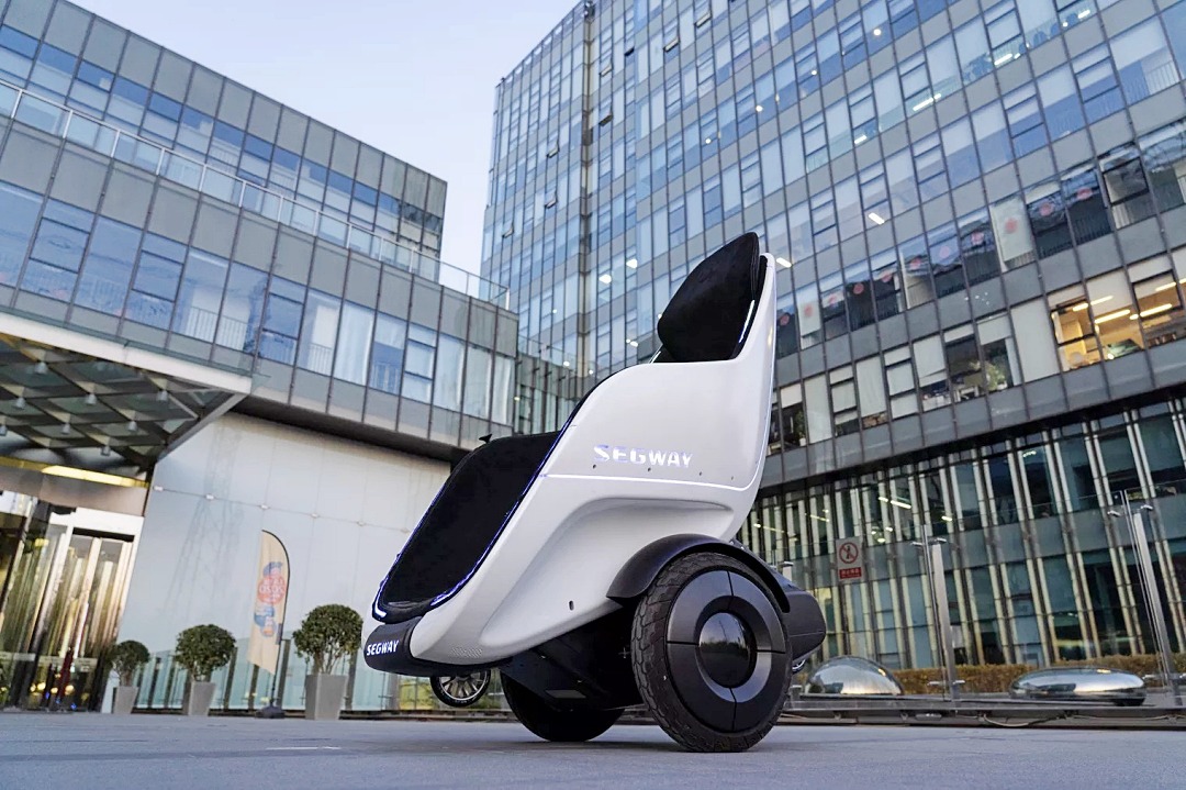 坐著操控的平衡車！Segway 推出 S-pod