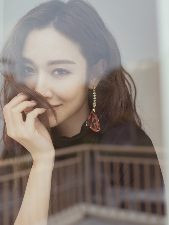 豹紋花瓣造型 展現微狂野又迷人的氣息 拼接垂墜鑽鍊式設計 視覺上吸睛效果十足! <產品規格> 尺寸：長約8.5cm，寬約為3.6cm <商品提醒> 1. 耳針式 2. 流汗、洗臉、沐浴時請取下飾品，隨