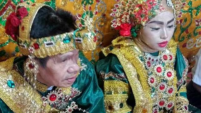 Pasangan suami isteri ini melangsungkan resepsi pernikahan di rumah orangtua Fitriani di Jalan Bulu Lasiai, Kecamatan Sinjai Utara. (samba/tribuntimur.com)