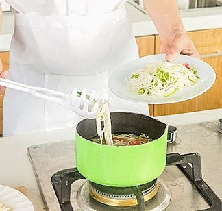 創意多功能撈麵勺 麵條粉條大勺子 雞蛋勺 速食麵撈勺火鍋漏勺 隨機出色 39元