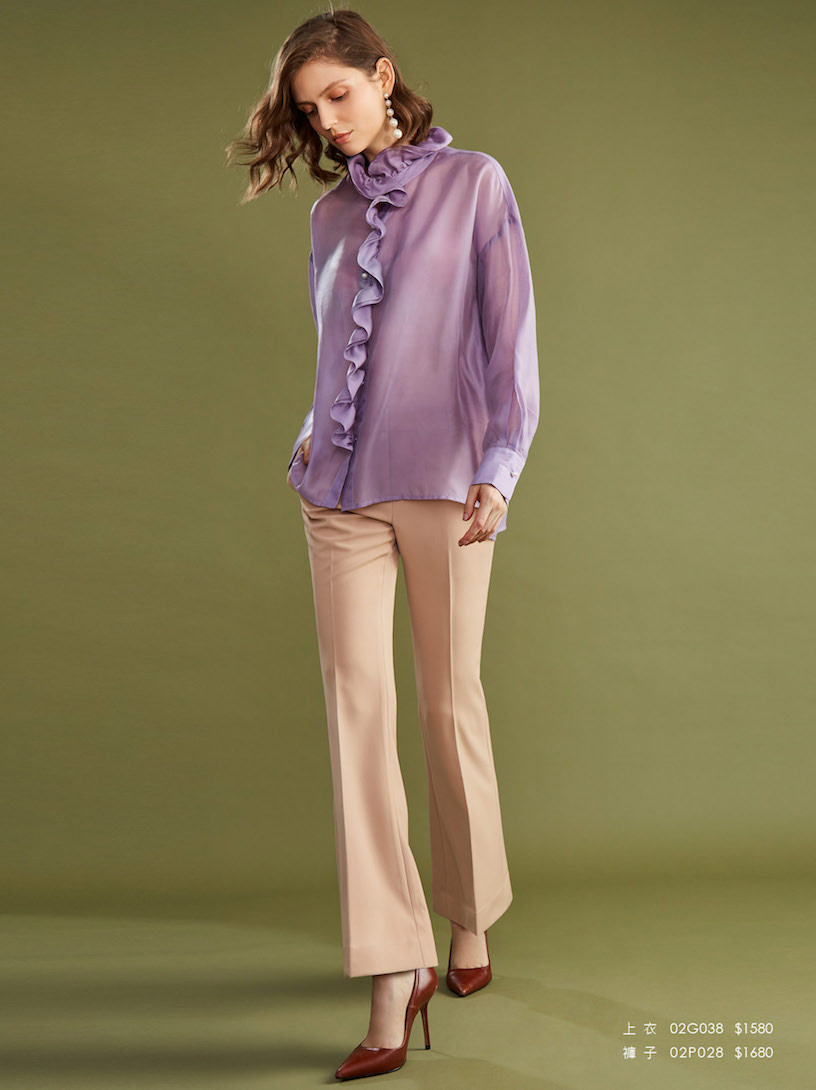 MOMA 小喇叭西裝褲 西裝褲運用小喇叭版型營造修身效果， 中性垂墜面料展現俐落線條， 形塑高雅時尚衣著性格。 商品尺寸表－單位：公分 ※本尺寸表皆為水平測量，會因布料彈性、水洗處理、測量起訖點等因素