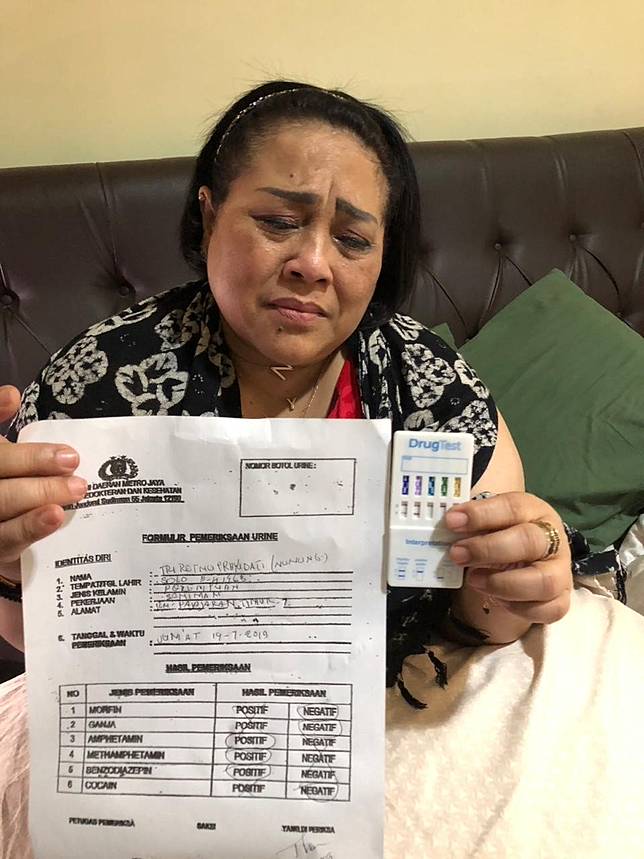  Wajah Sedih Nunung Saat Ditangkap Polisi dalam Kasus Narkoba