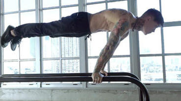 徒手健身再升級！高難度「俄式伏地挺身」讓你成為健身房焦點