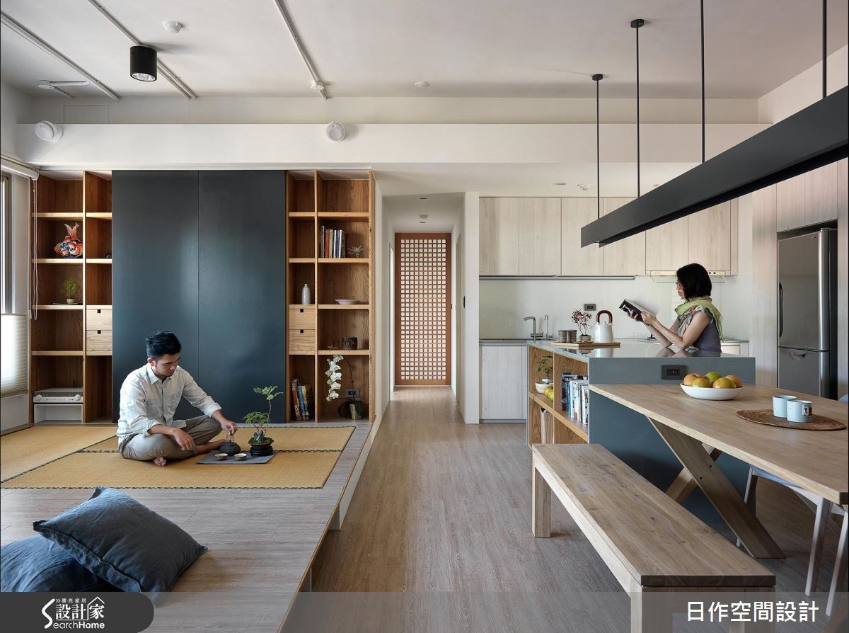 客廳電視牆的收納結合滑動門片與兩旁格櫃設計，當滑門往兩側推開可以觀賞電視，又讓兩旁的收納被隱藏起來，閉合後則成為單純寧靜的休憩空間