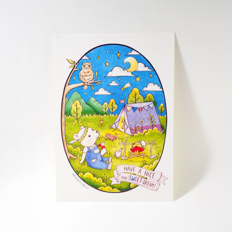 __夜間露營小熊 插畫明信片__ 以水彩及麥克筆繪畫的插畫作品， 經過一整天的旅程後， 小熊正在享受和回味當天快樂的經歷， 滿足地觀看著美麗的星空。 跟日間露營小熊明信片形成了一個相連的小故事。 日間