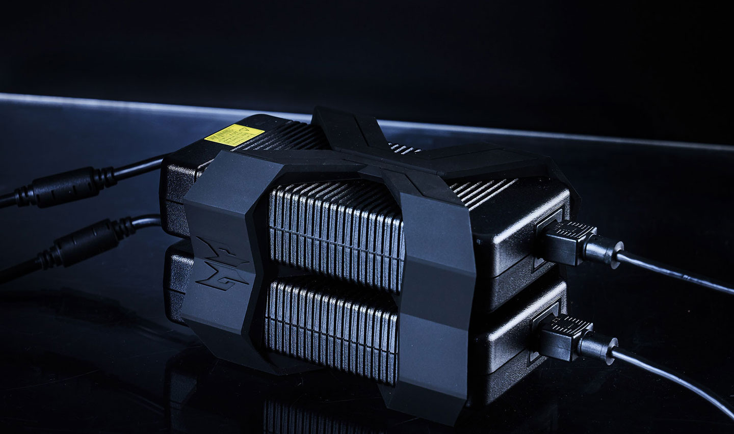 為了安置好這兩組噸位不小的供電器，原廠也隨附了專屬的供電器固定套。