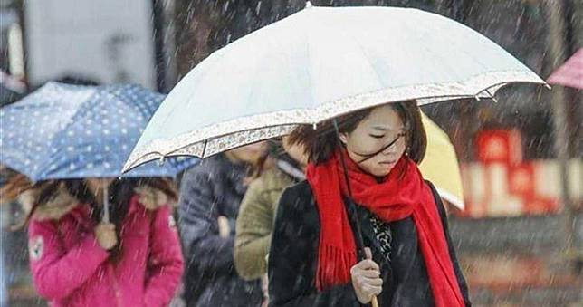 今晨最低11.8℃　周末回暖但「濕答答」