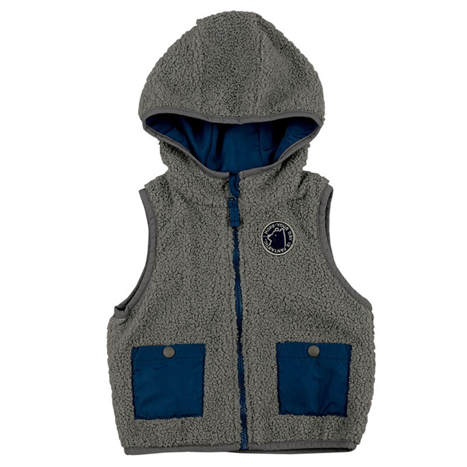 日本akachan honpo台灣線上獨賣！。附時髦帽子的保暖刷毛背心。。胸口的白熊繡片非常可愛又吸睛。。有拉鍊防護設計，可安心拉到最上面。。無論是外出還是在室內皆可穿。。有名牌標可寫上小寶貝的名字。