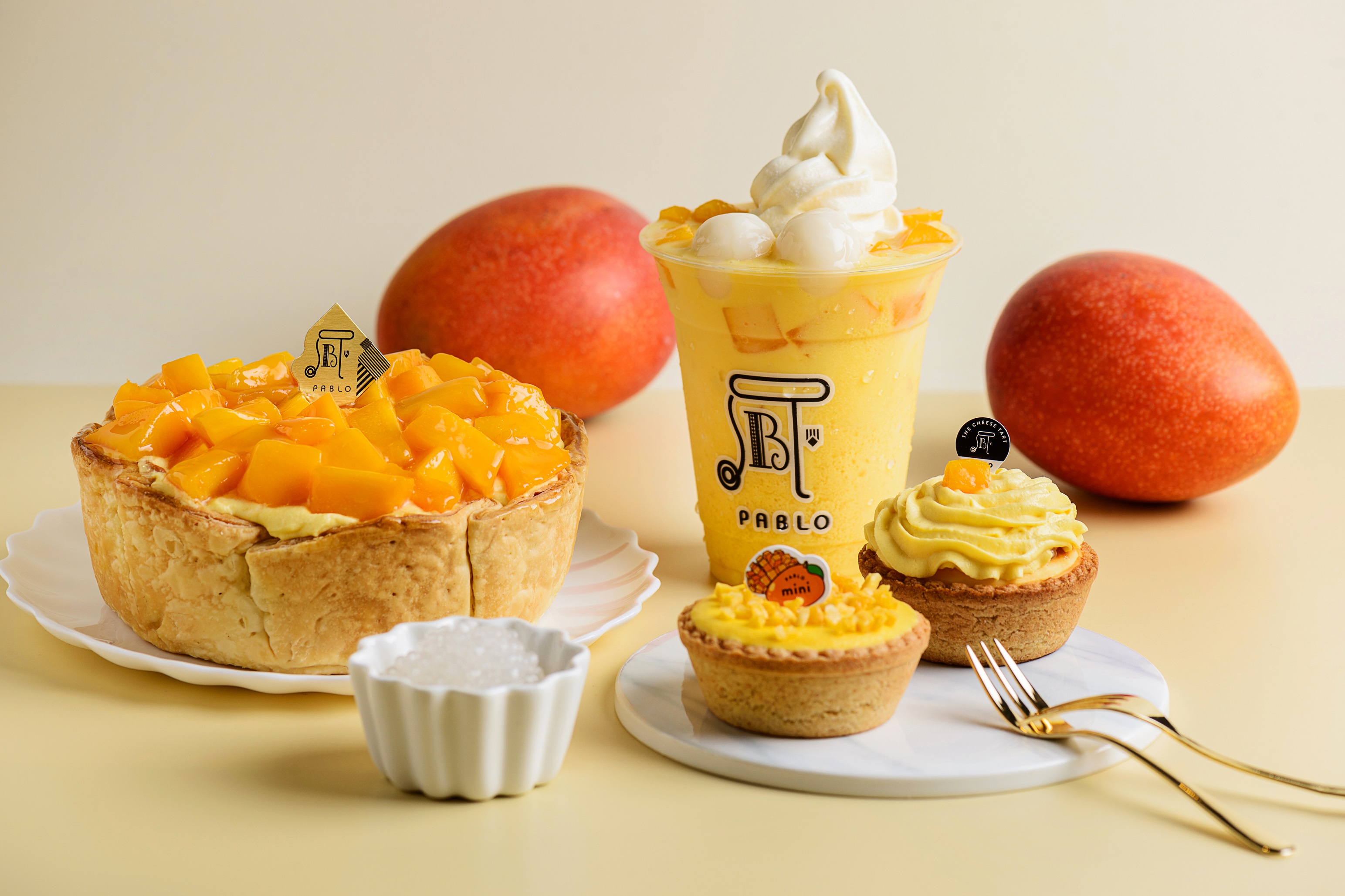 「PABLO 芒果派對起司塔」挑戰芒果控極限，芒果迷你塔、芒果起司聖代同步上市，特定期間及限定通路還推出不同優惠！(圖片提供/ PABLO)