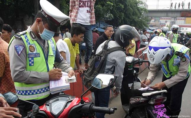 Ngambek karena Ditilang Polisi, Pemuda Ini Bakar Sepeda Motornya