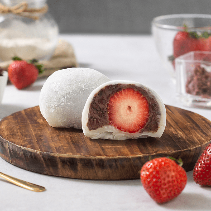 巴特里經典日式小點心草莓大福，軟Q麻糬皮包裹著滿滿的濃郁內餡，特選大甲芋頭熬煮的綿密芋泥以及紅豆泥，甜而不膩，搭配新鮮草莓酸甜的滋味，雙重的口感享受滿足挑剔的味蕾，香醇濃郁，入口即化的幸福感一定要親自