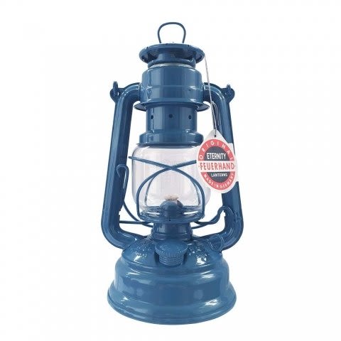 最經典的德國古典煤油燈，發明至今已有一百年以上的歷史，100%德國製造，特殊設計結構讓Feuerhand無懼暴風吹襲，可持續燃燒發光至少20小時，本體防鏽鍍鋅鋼板，搭配德國SCHOTT玻璃燈罩，經久耐