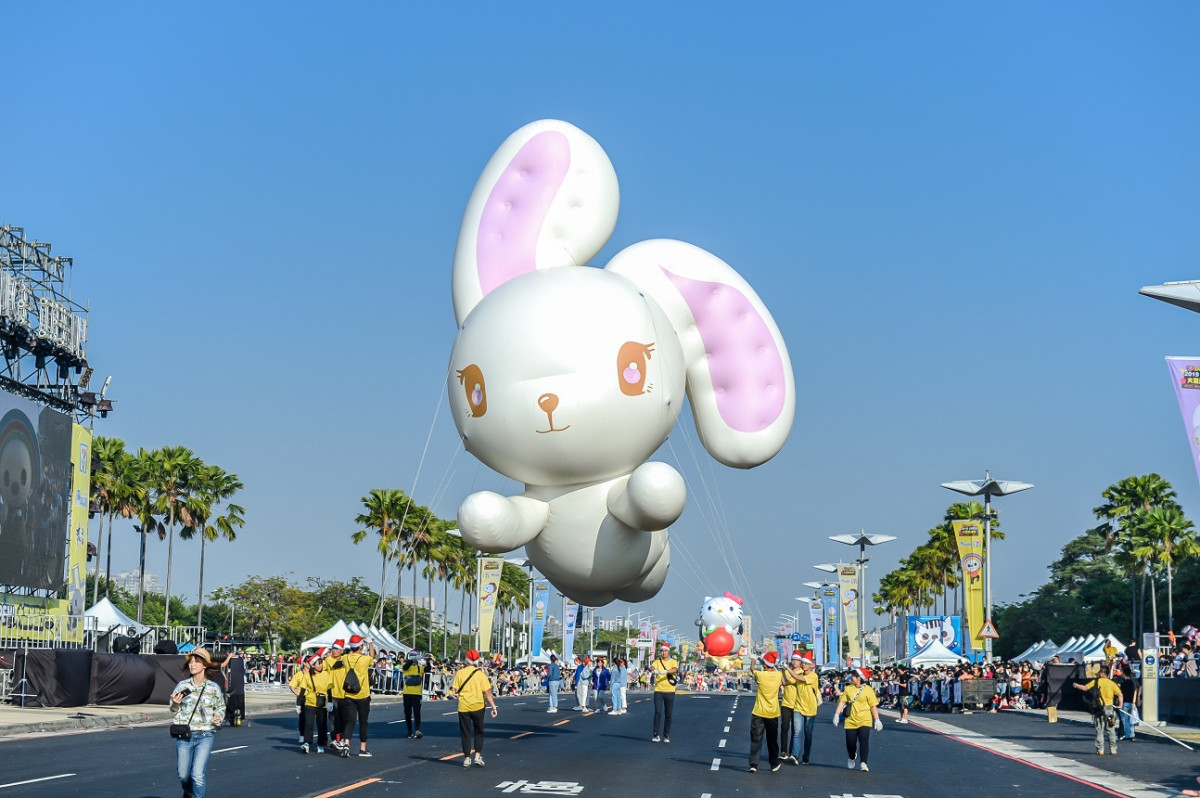 巨大Kitty、史努比氣球現身高雄！7-11「OPEN!大氣球遊行」回歸，17顆大氣球可愛登場