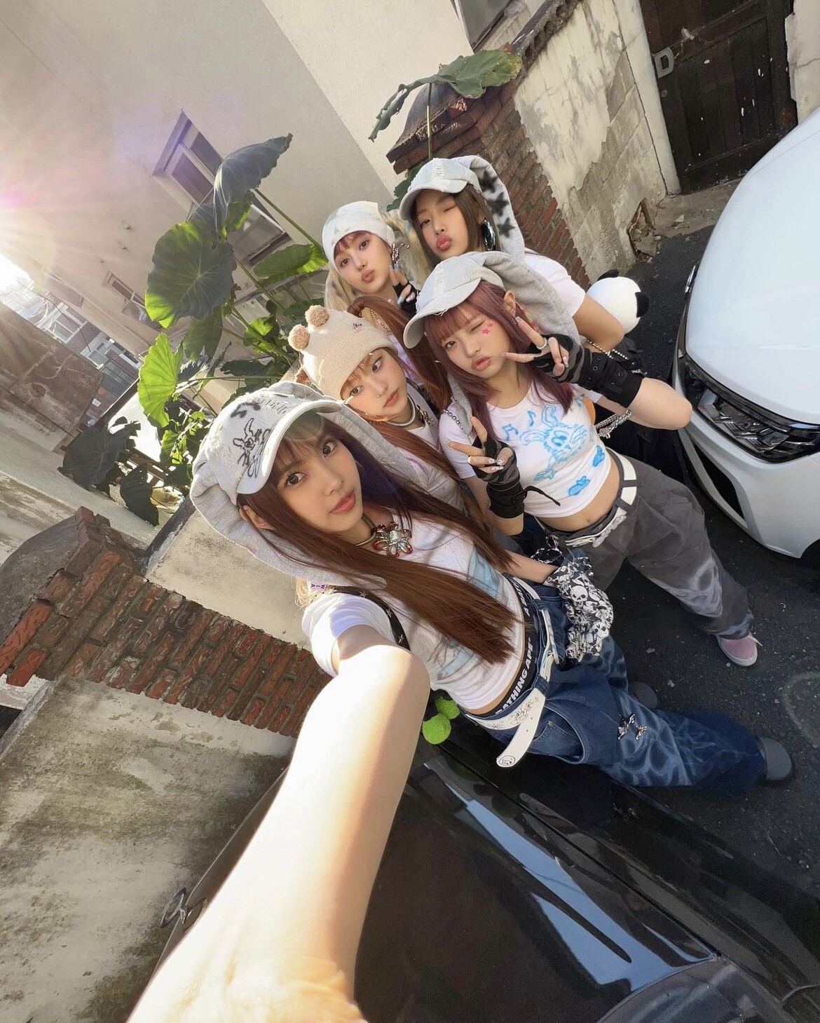 你離時尚只差一個皮帶！女團打歌都在穿的Y2K低腰皮帶時尚、辣妹必備美式復古大logo