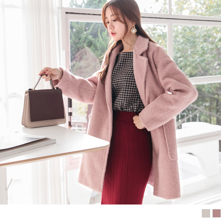 選用溫暖柔軟的毛呢材質，給予親膚好感穿著。<br />木紋釦點綴，簡單點綴提升整體質感。<br />修身剪裁設計，輕鬆打造理想曲線，穿出氣質女人味。<br />此款2色純色長版大衣/外套，隨意搭配營造優雅主管穿搭。<br /><br />**************<br /><br />小提醒：<br />1.版型偏大，請依照個人喜愛的舒適度購買。<br />2. 深色衣物建議單獨洗滌，以翻面手洗或放洗衣袋洗較佳喔(勿用熱水)<br />並建議新品穿著前請先下水洗滌，以避免染色問題唷~