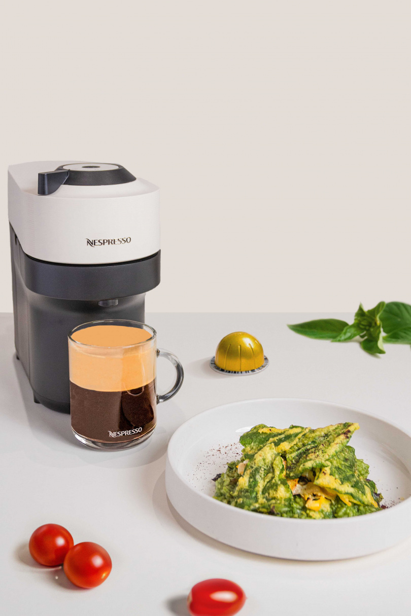 Nespresso與小小樹食推出「有機地瓜葉櫛瓜燉飯」，選用Nespresso合作小農以咖啡渣種植的地瓜葉，口感層次豐富，清爽不膩口更散發咖啡香。