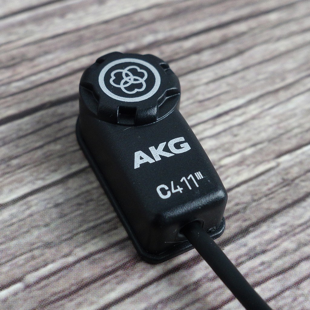 【AKG C411PP｜電容振動拾音器】C411系列拾音器是用於原聲吉他，小提琴和大多數其他弦樂器的微型振動拾音器，可輕鬆安裝在琴橋上或橋附近，附帶無標記，無溶劑的膠墊，無需更換樂器的平衡。C411 