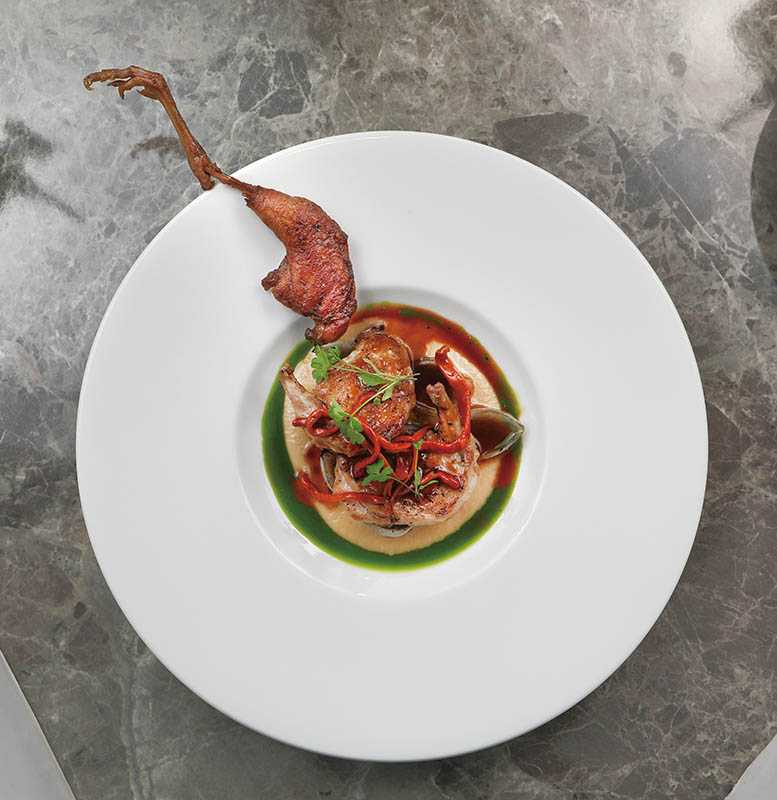 「炭燒鵪鶉」使用鵪鶉胸肉及腿肉部位，佐上蟲草花及大根醬、芹蔥油，濃郁滑順微嗆辛香。(360元)（圖／于魯光）