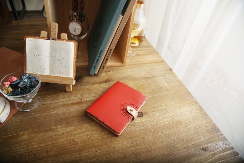 頂級意大利植鞣牛革製作的護照套、錢包、筆記薄套(Muji出品之尺寸)三合一，更設筆插細節，出門外遊的個性之選。限量僅製一枚，隨產品附上意大利皮革工會認可之証書一張。