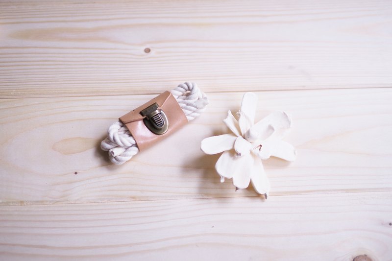 L-LV-F01 Beige 原色/玉色 這一款耳機集缐套的設計，只要你把插頭那一端先穿過缐套上的兩個小孔，每一次當你在使用耳機時，這個集線器便會扣在你的耳機缐上，從此便不用再害怕弄丟了集線套。