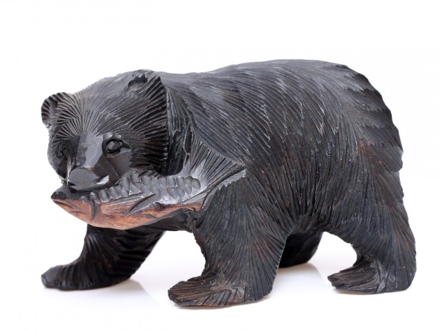 北海道土産で有名な「鮭をくわえた木彫りの熊」は、スイスのお土産に