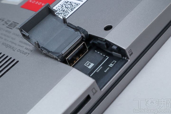 隱藏式 USB 2.0 具外蓋設計，可減少意外碰撞的機率，平時也可安裝USB隨身碟擴充容量。