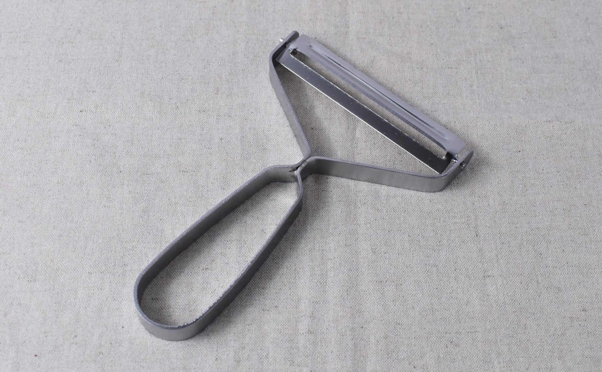 誰でも千切り名人になれる ダイソー ワイドピーラー 80mm でキャベツを ガツガツ カット