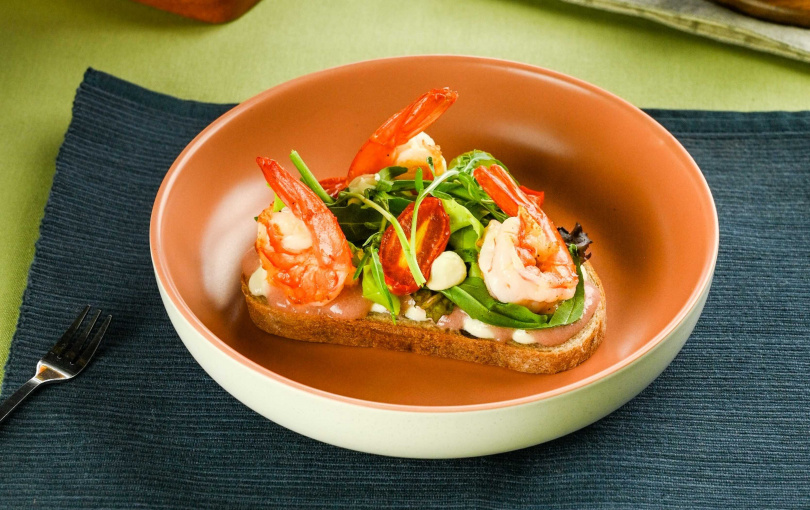 開放式三明治－鮮蝦水蜜桃優格（圖／氤氳咖啡提供）