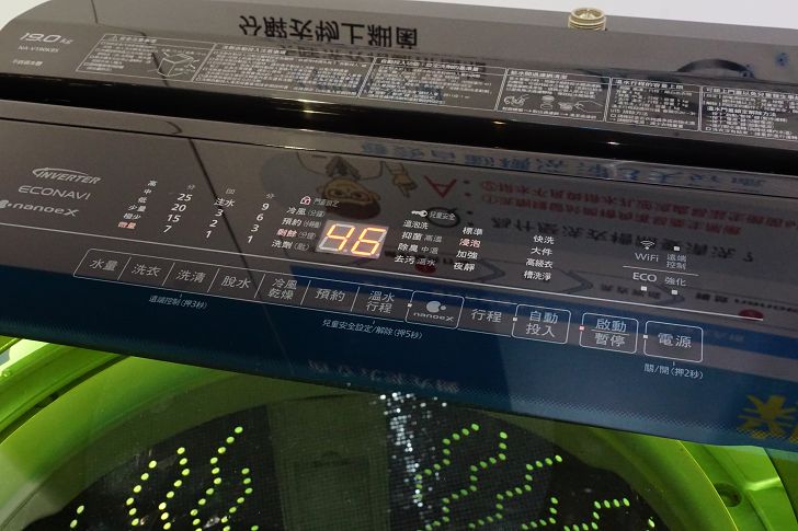 洗衣機觸控面板整合至玻璃上蓋，並提供溫水泡洗淨行程，溫度從 30 度～60 度，除了基本的清潔外，還能達到去除黃垢、抑菌除螨的功效。