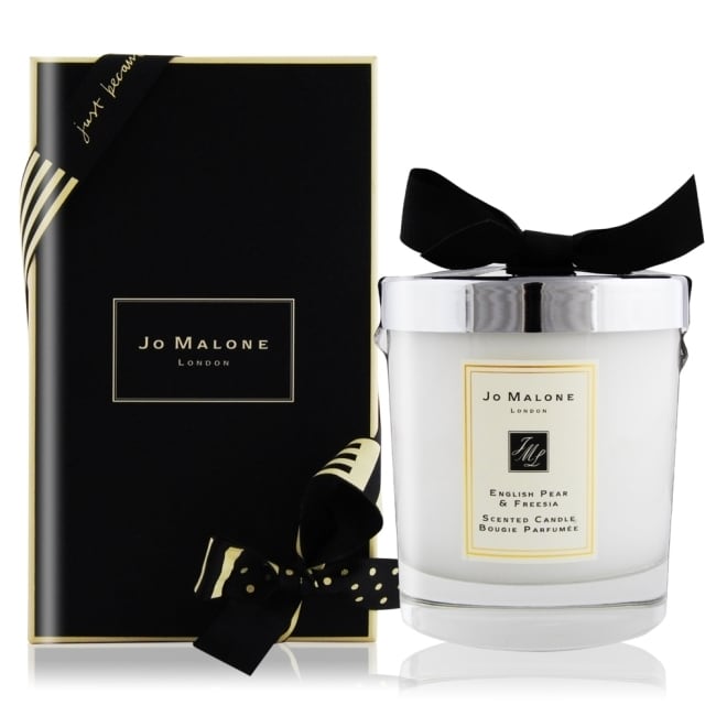 中文品名：Jo Malone 英國梨與小蒼蘭香氛蠟燭(200g) 規格：200g 前 味：英國梨 中 味：小蒼蘭 後 味：琥珀、廣藿香 ★使用方式：點燃燭芯即可享受芳香，直接蓋上即可熄滅，不產生黑煙。