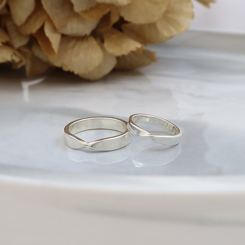 款式小物語---「平順、轉折，但，我們會緊牽著走下去。」 ∞課程時間約2-3小時∞ ∞費用包含師資、場地、點心、工作服、練習材料、工具、成品一件。 體驗內容:敲印刻字、扭轉塑型、切鋸、焊接；可調整戒寬