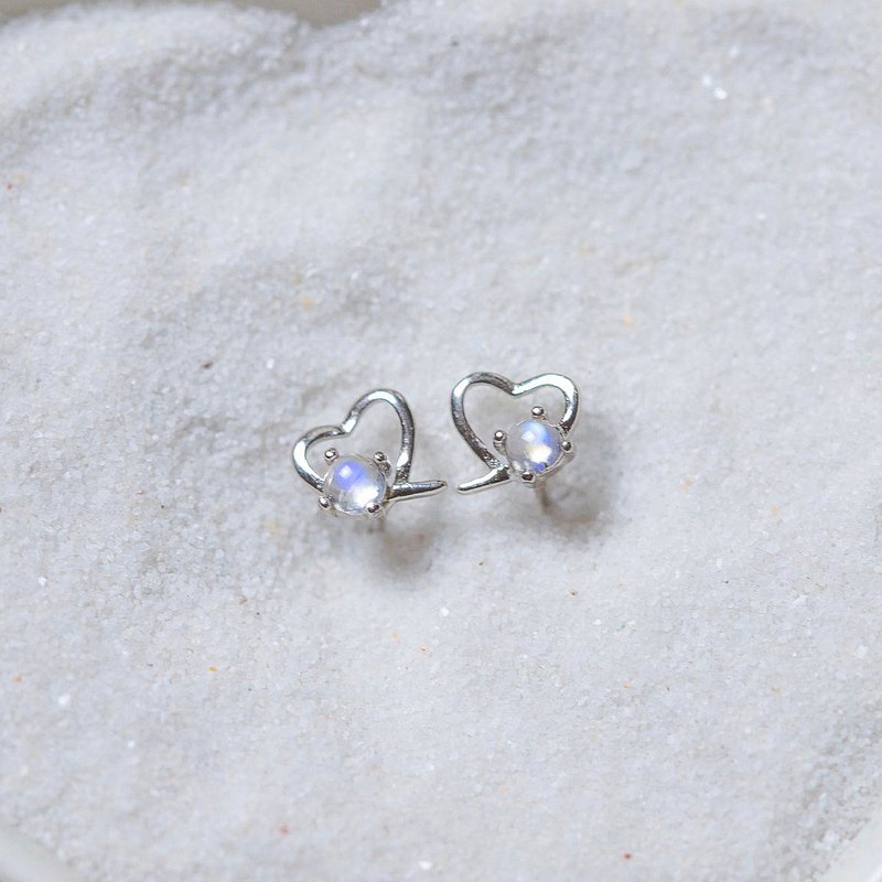 天然藍光月光石<br />925純銀製作小愛心線條設計耳環<br />戀人之石散發藍色光暈<br />吸引最美的愛情