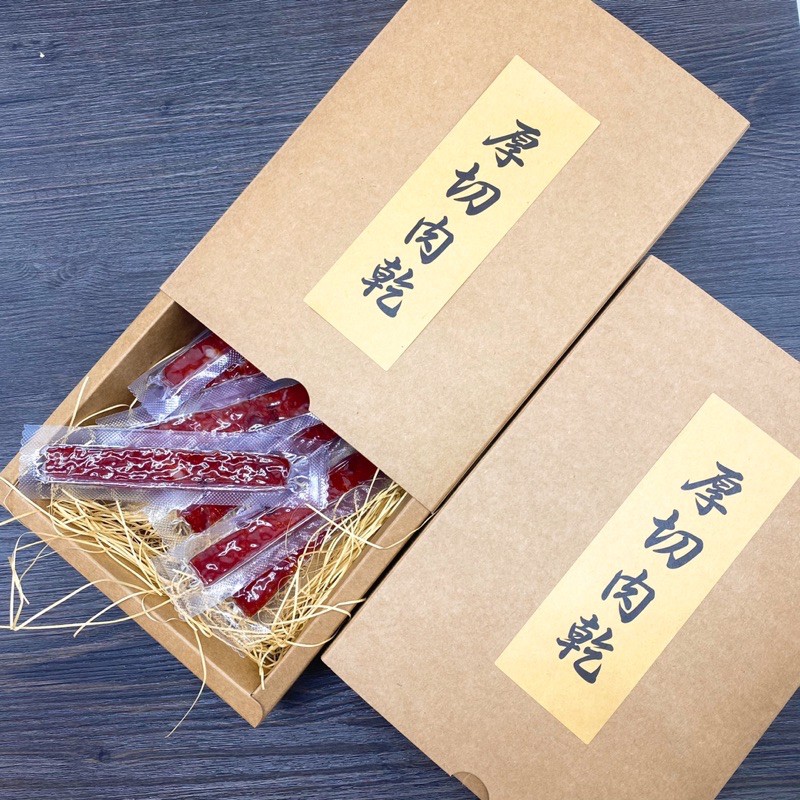 小編吃看看：大家千萬不要錯過此樣商品，每種口味都好好吃絕對不踩雷，精選豬後腿肉製作而成，香氣濃郁又有嚼勁，實在停不下來一條接一條辦公室一致認為「泰式酸辣」最驚艷，此口味真的比較不常見，檸檬的清香加上酸